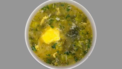 Brokolicová polévka s vejcem a česnekem