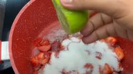 Domácí jogurtový nanuk s jahodami