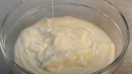 Jahodový pohár s jogurtem a vanilkou
