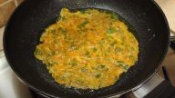 Cuketová omeleta se sýrem a bylinkami