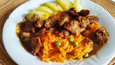 Vepřové maso s mrkví a hráškem