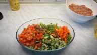 Karbanátky s cuketou a zeleninovým salátem
