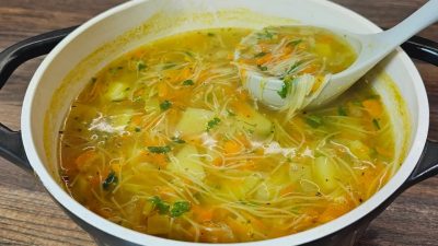 Zeleninová polévka s nudlemi a petrželkou