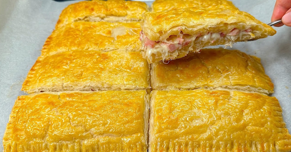 Koláč z listového těsta plněný šunkou a sýrem