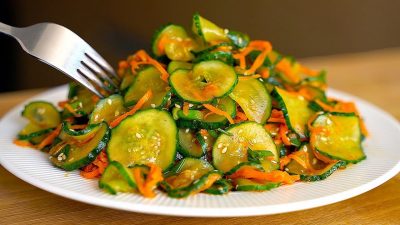 Čínský okurkový salát s mrkví a zálivkou