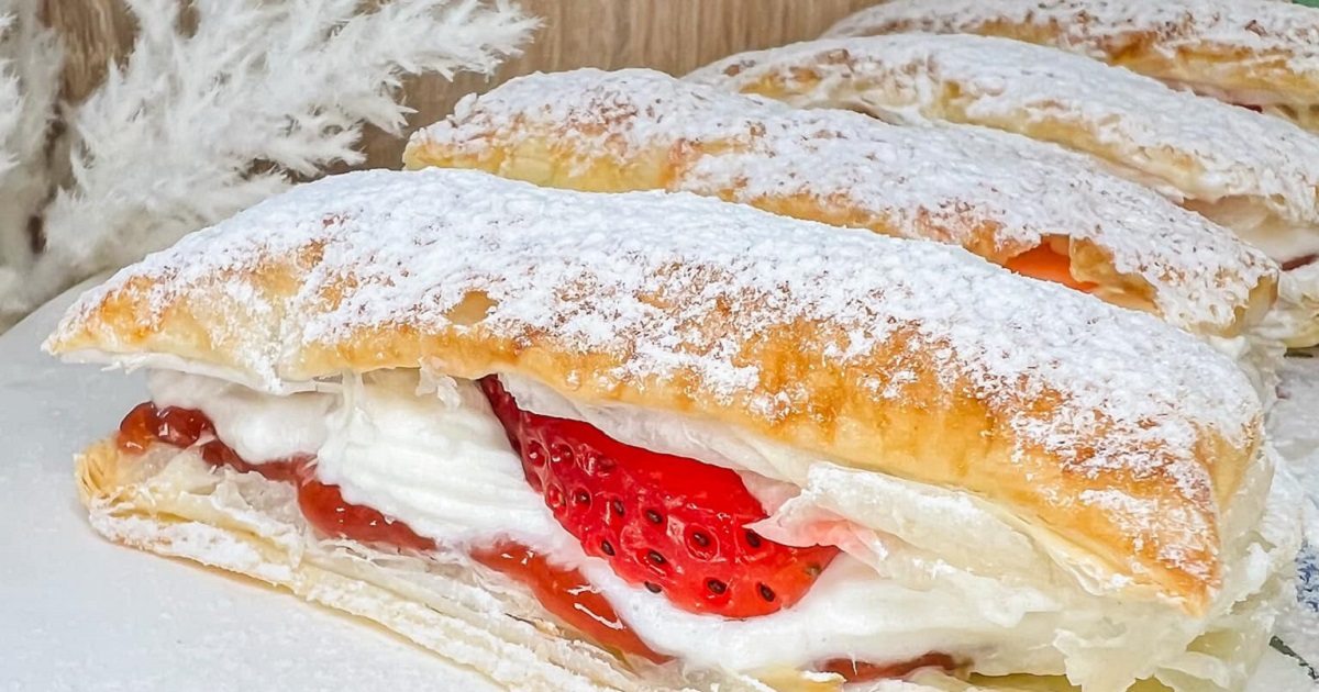 Šlehačkové taštičky s marmeládou a jahodami