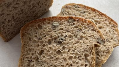 Hrnkový chléb s ořechy, semínky a bylinkami