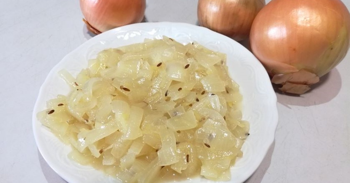 Rychlé cibulové zelí s kmínem