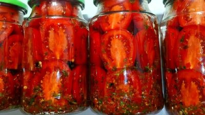 Nakládaná rajčata s česnekem a bylinkami