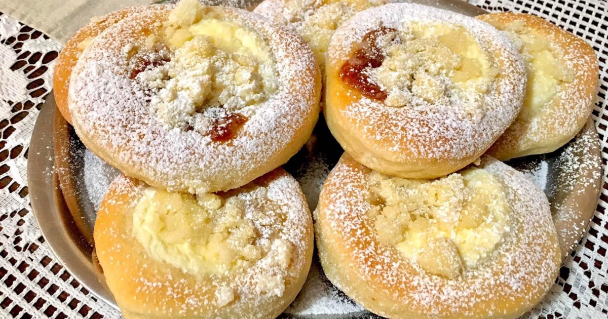 Kynuté tvarohové koláčky s marmeládou a drobenkou