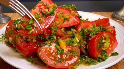Rajčatový salát s bylinkami a česnekem
