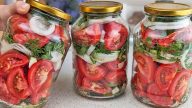 Nakládaný rajčatový salát s bylinkami a česnekem