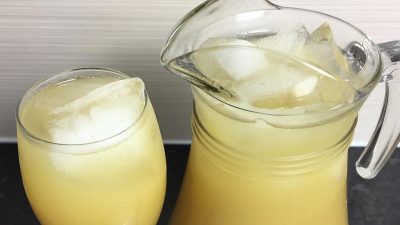 Zázvorová limonáda s citronem a limetkou
