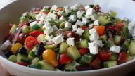 Zeleninový salát s feta sýrem a cherry rajčaty