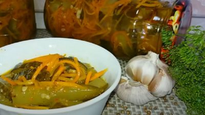 Okurky s mrkví a česnekovou zálivkou