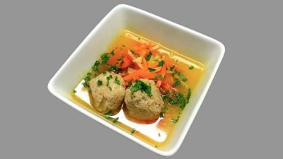 Domácí zeleninová polévka s drožďovými knedlíčky