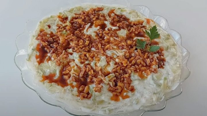 Cuketový dip s chilli a vlašskými ořechy