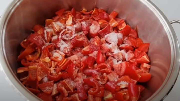 Zavařená rajčatová omáčka ze 3 ingrediencí