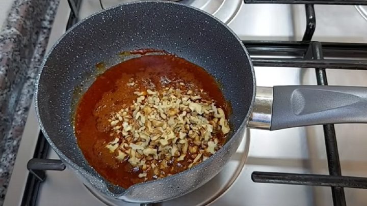 Cuketový dip s chilli a vlašskými ořechy