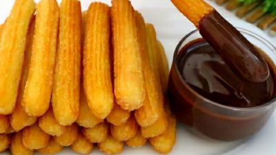 Churros s čokoládou z odpalovaného těsta