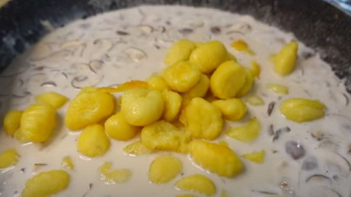 Gnocchi s houbami a smetanovou omáčkou