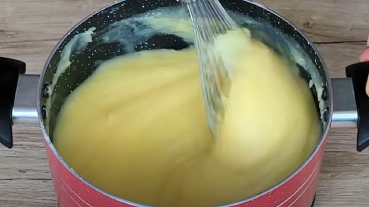 Rychlý palačinkový dort s čokoládou a ovocem