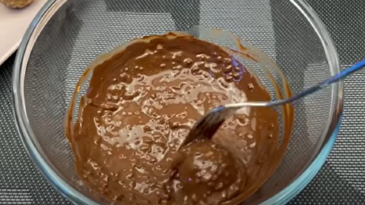 Nepečené ořechové bomby v čokoládě