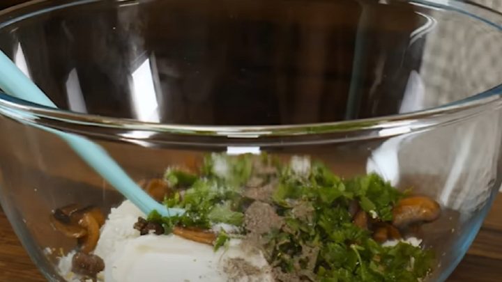 Obalované kuřecí rolky s houbami a sýrem