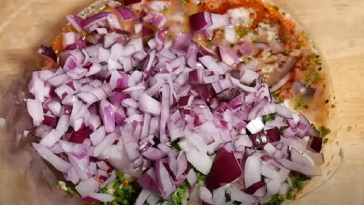 Tatarák z tvarůžků a zakysané smetany