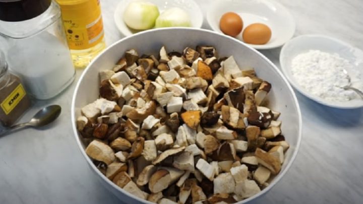 Houbové placky s cibulí a česnekem