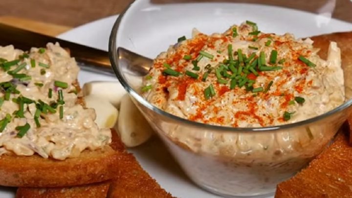 Tatarák z tvarůžků a zakysané smetany