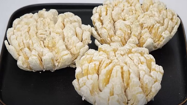 Smažená cibulová květina se sýrovým dipem