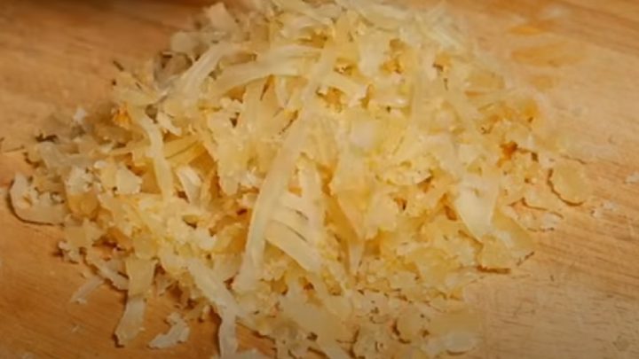 Tatarák z tvarůžků a zakysané smetany