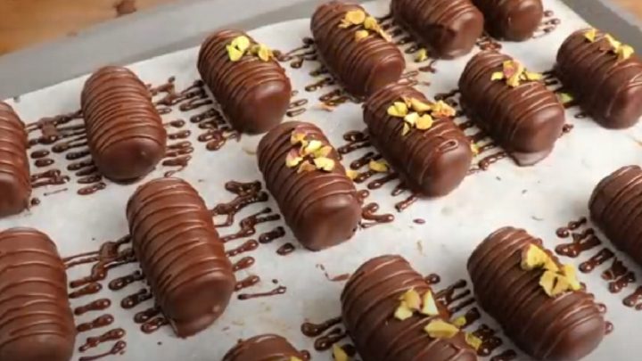 Nepečené oříškové tyčinky v čokoládě