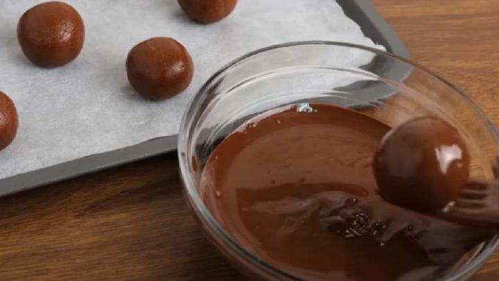 Nepečené lotus kuličky v čokoládě