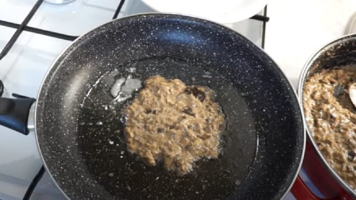 Houbové placky s cibulí a česnekem