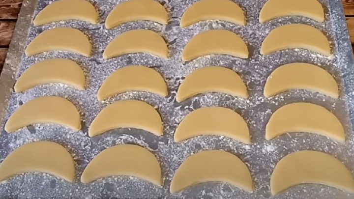 Linecké měsíčky máčené v čokoládě