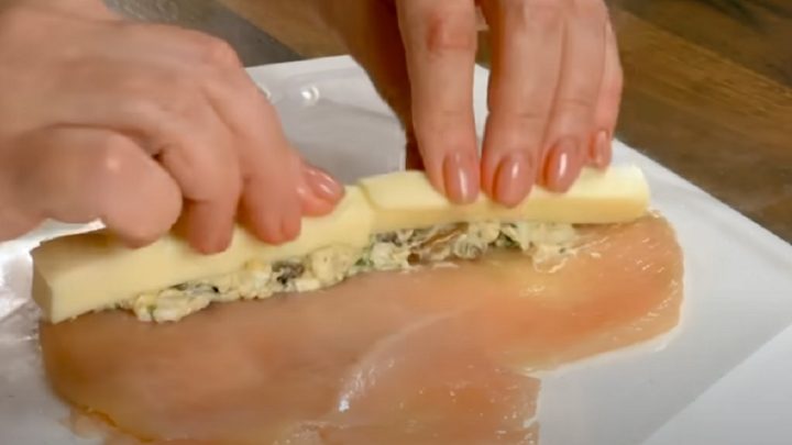 Obalované kuřecí rolky s houbami a sýrem