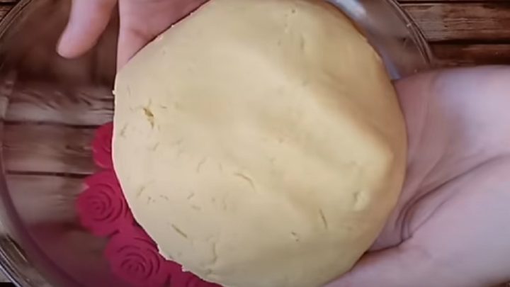 Linecké měsíčky máčené v čokoládě