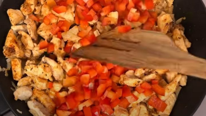 Rajčatové těstoviny s kuřecím masem