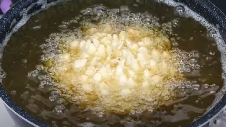 Smažená cibulová květina se sýrovým dipem