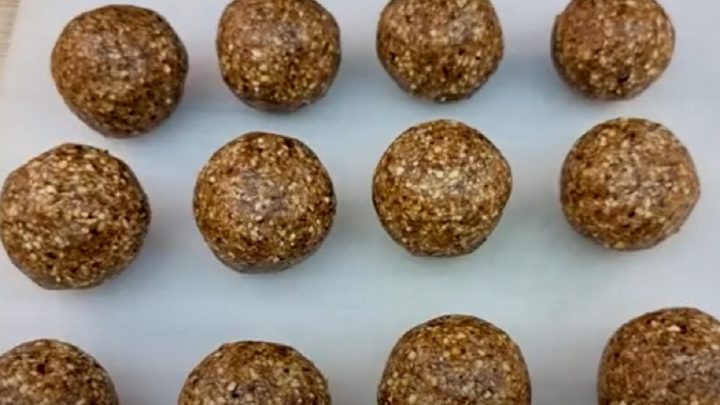 Nepečené mandlové kuličky s datlemi