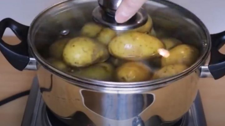 Zapečené masové kuličky s bramborami