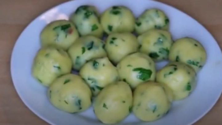 Zapečené masové kuličky s bramborami