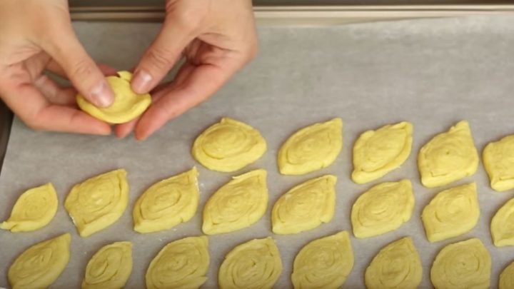 Křupavé cibulové krekry s kurkumou