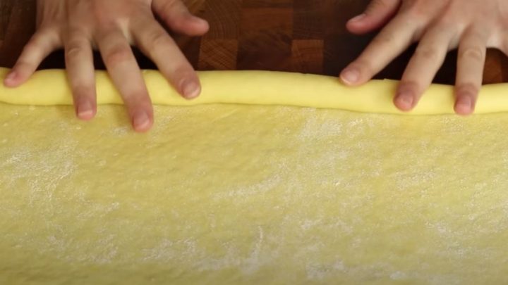 Křupavé cibulové krekry s kurkumou