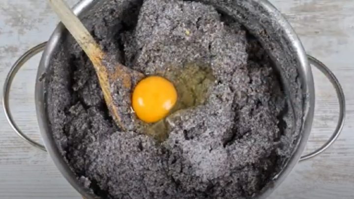 Koláč s makovou náplní a drobenkou