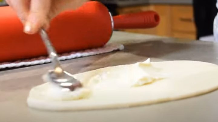 Plněné rohlíky z kynutého těsta