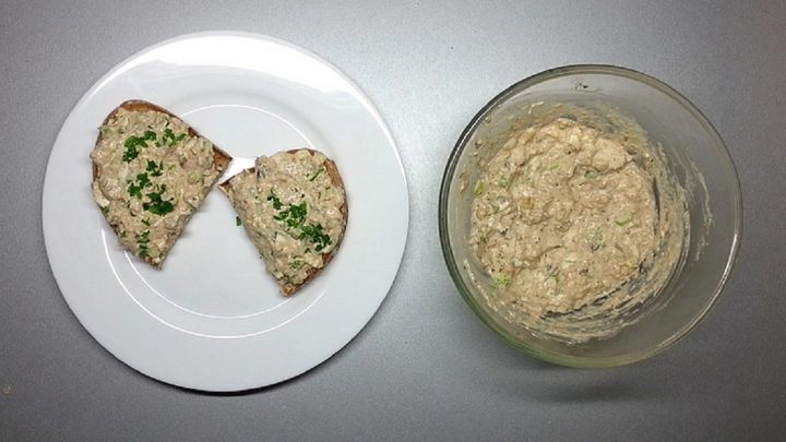 Pomazánka z uzených šprotů s vejcem