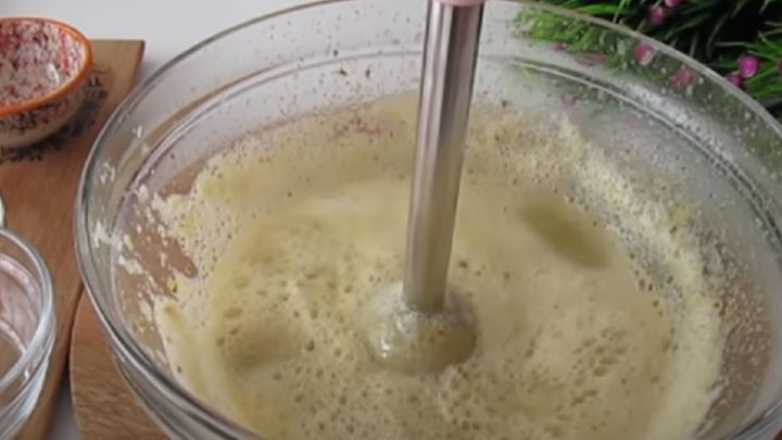 Smažené placky z nakládaných okurek